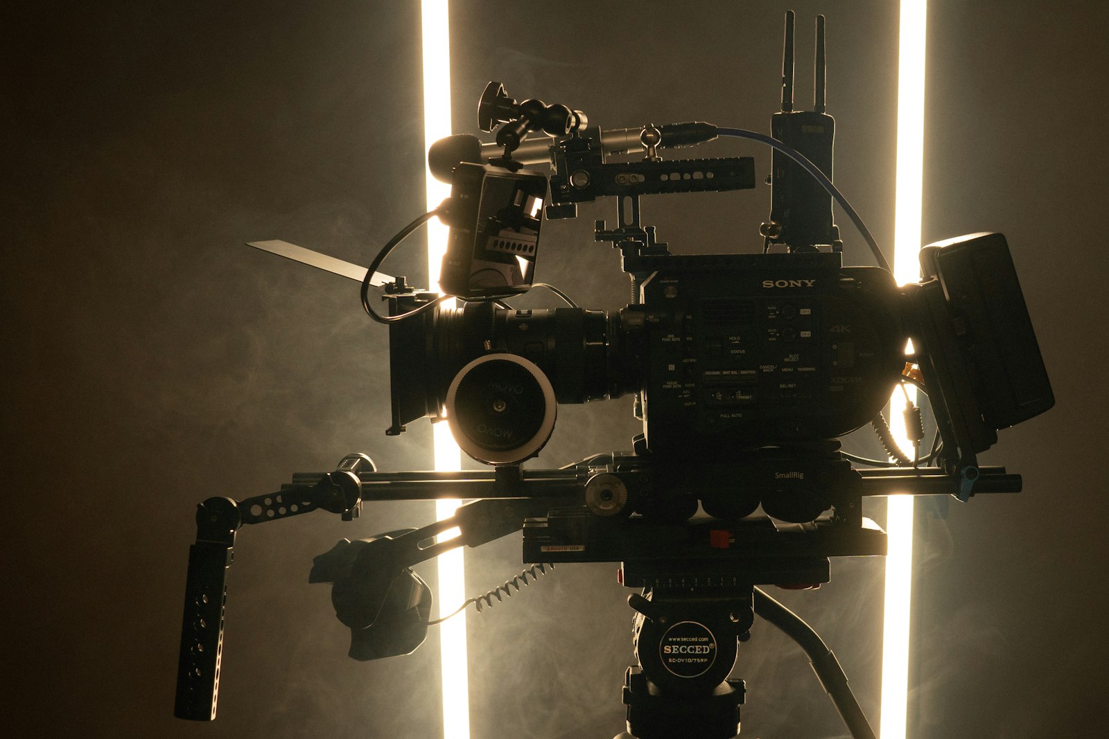 Caméra de tournage entre deux néons